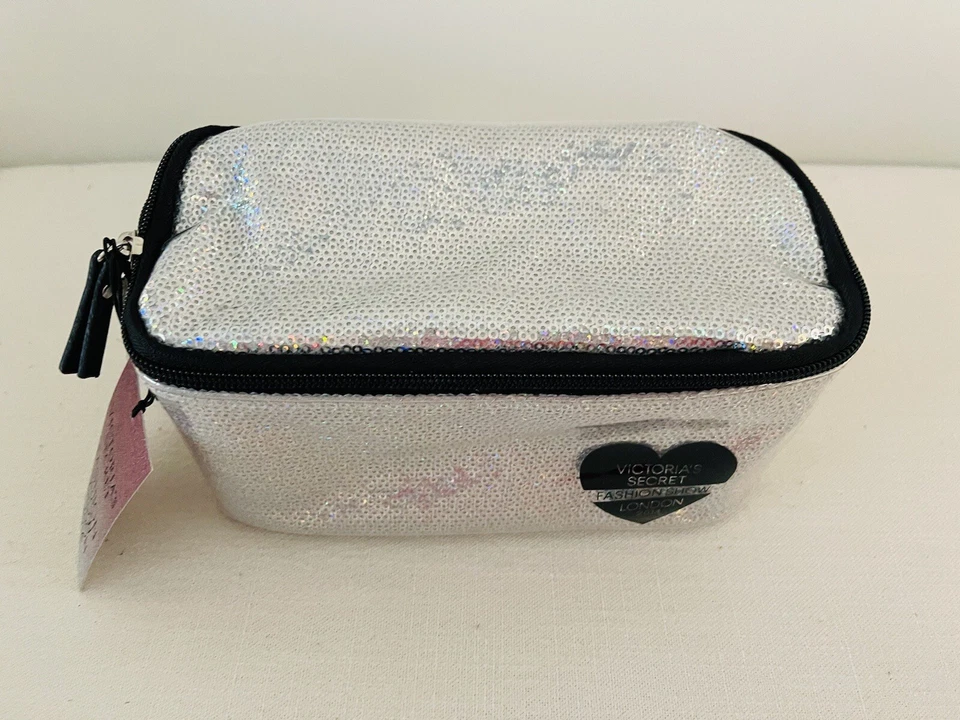 NUEVO 💕Victoria's Secret London Fashion Show estuche tren maquillaje lentejuelas plateadas Foto 3 de 3