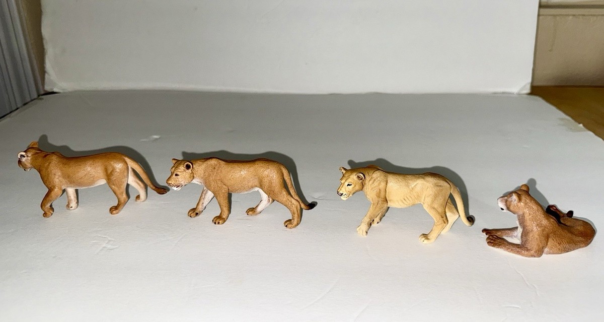 SCHLEICH WILD LIFE LION CAVE #42256 + 11 Figures with Super Rare