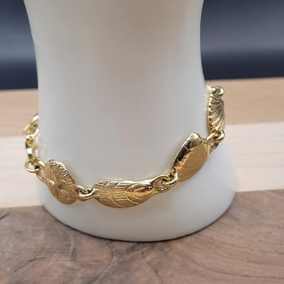 Pulsera de eslabones de criaturas marinas tono dorado vieira caracola estrellas de mar Foto 3 de 4