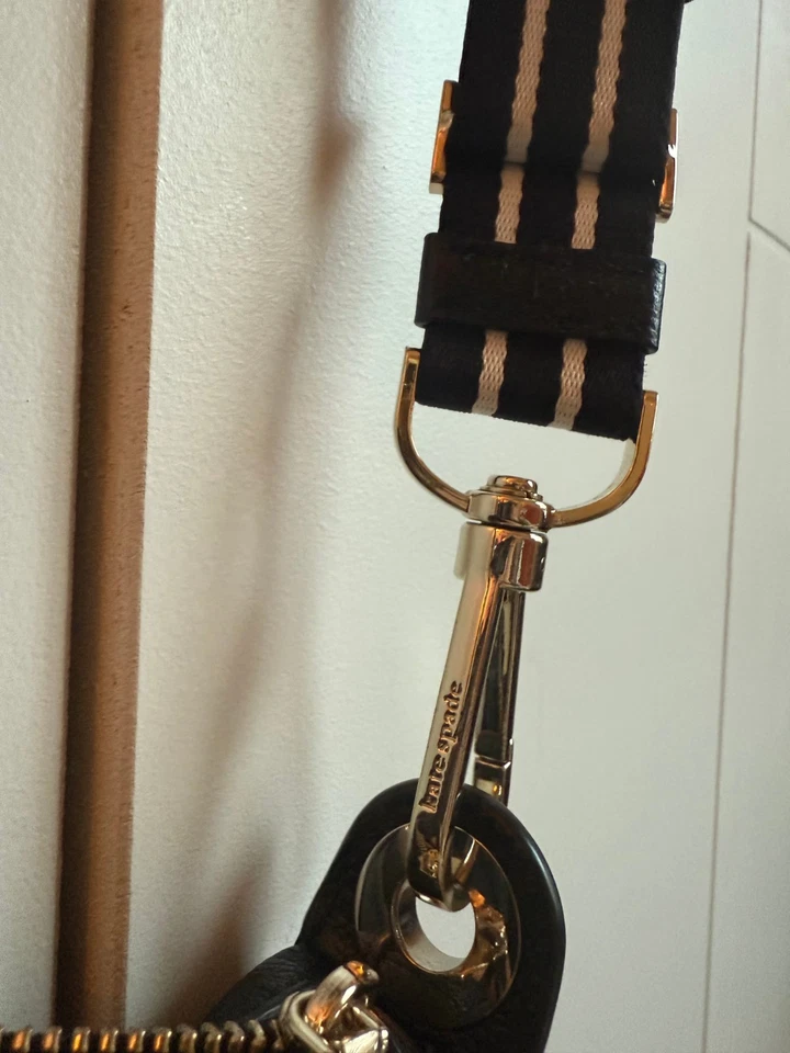 Bandolera Kate Spade de Cuero Negra - Correa a Rayas, Cremallera Estilo Baguette Foto 3 de 4