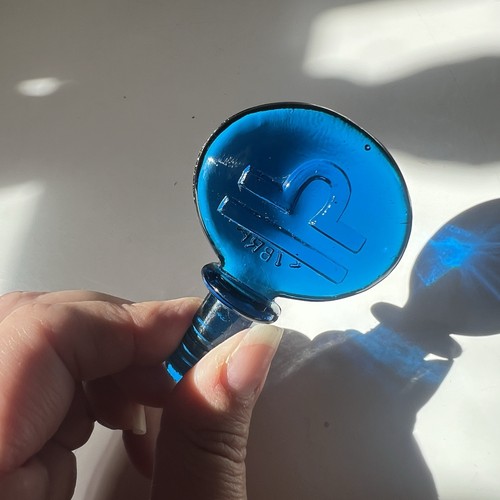 Tappo bottiglia astrologia Bilancia in vetro blu - Foto 2 di 4