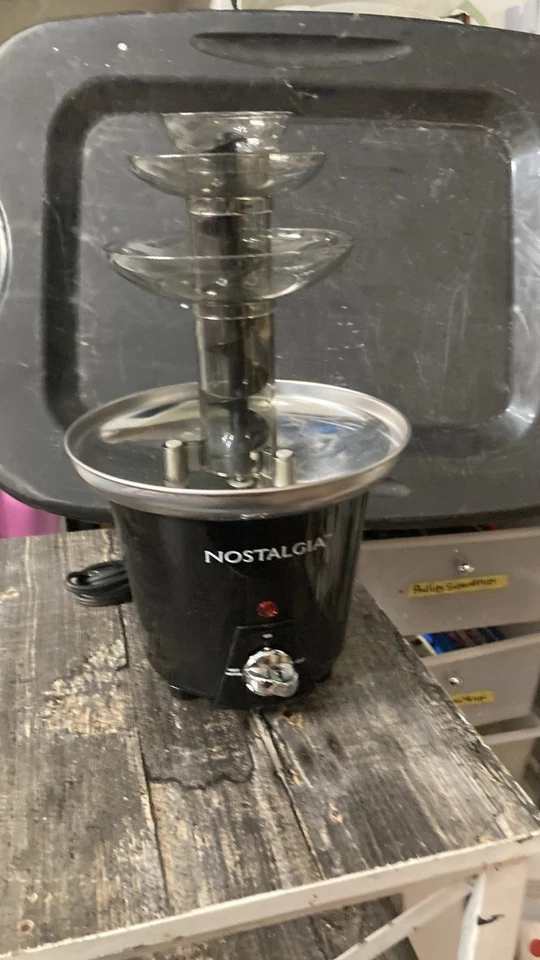 Fuente de fondue de chocolate Nostalgia 8 onzas, capacidad de media libra ensamblar 3 niveles Foto 3 de 3