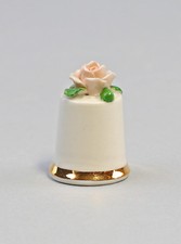 9959386 Porzellan Fingerhut wei&szlig; Rose pfirsich-gr&uuml;n Ens/E.Bohne H3,3cm