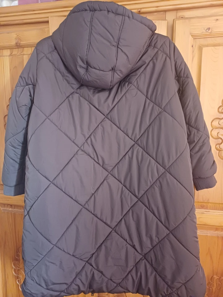 M and S Quilted Winter Coat With Hood,size 20.Fleece lined  pockets.Excellent. - Image 2 of 4