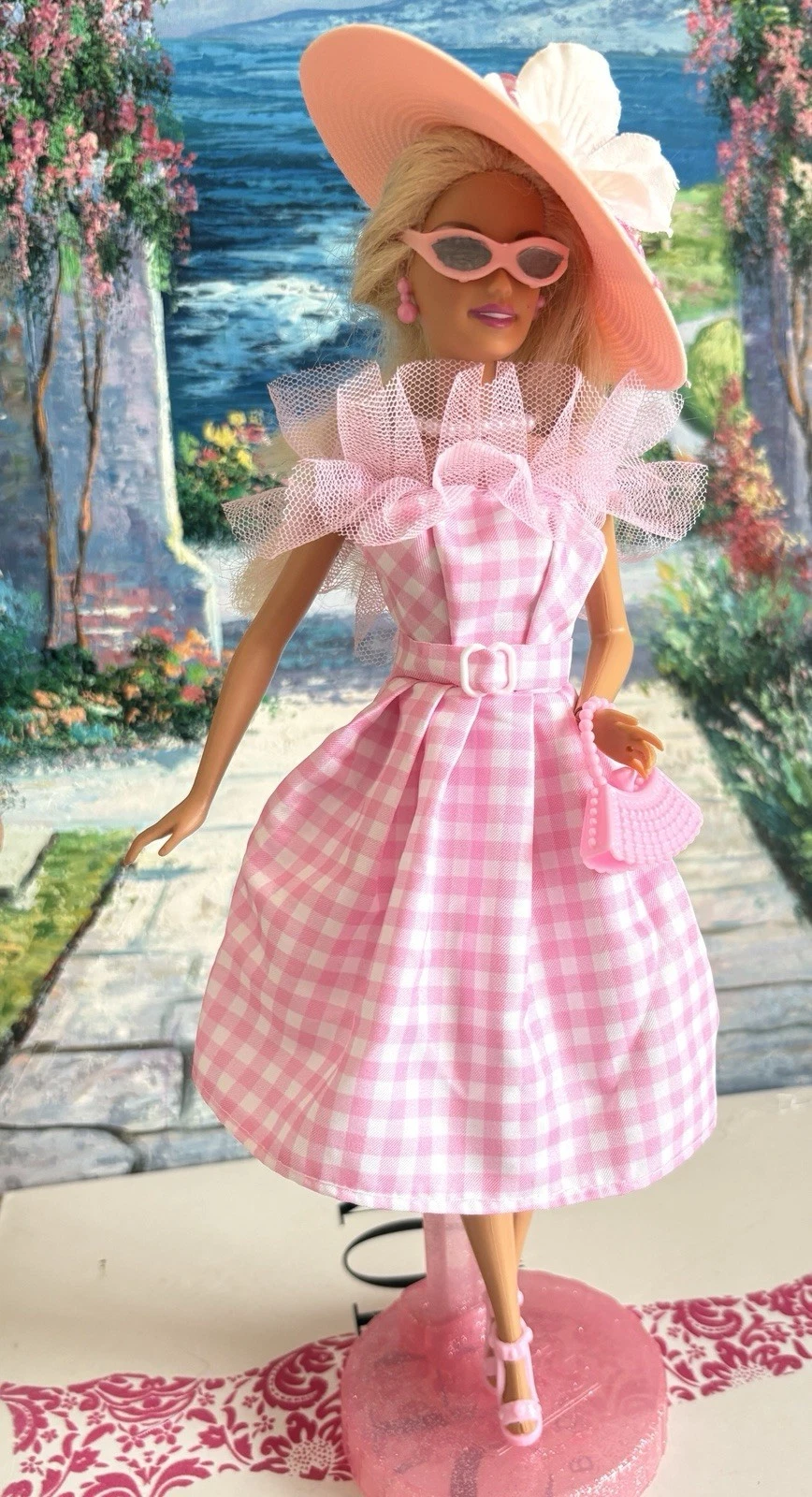 VETEMENTS Carino vestito Barbie rosa gingham tesa larga cappello borsa collana di perle finte e sandali