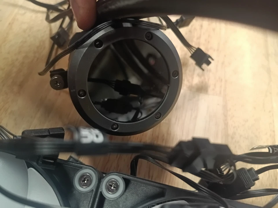 Radiador triple Thermaltake CL-W362-PL12SW-A TH360 V2 ARGB Sync AIO con 3 ventiladores RGB Foto 3 de 3