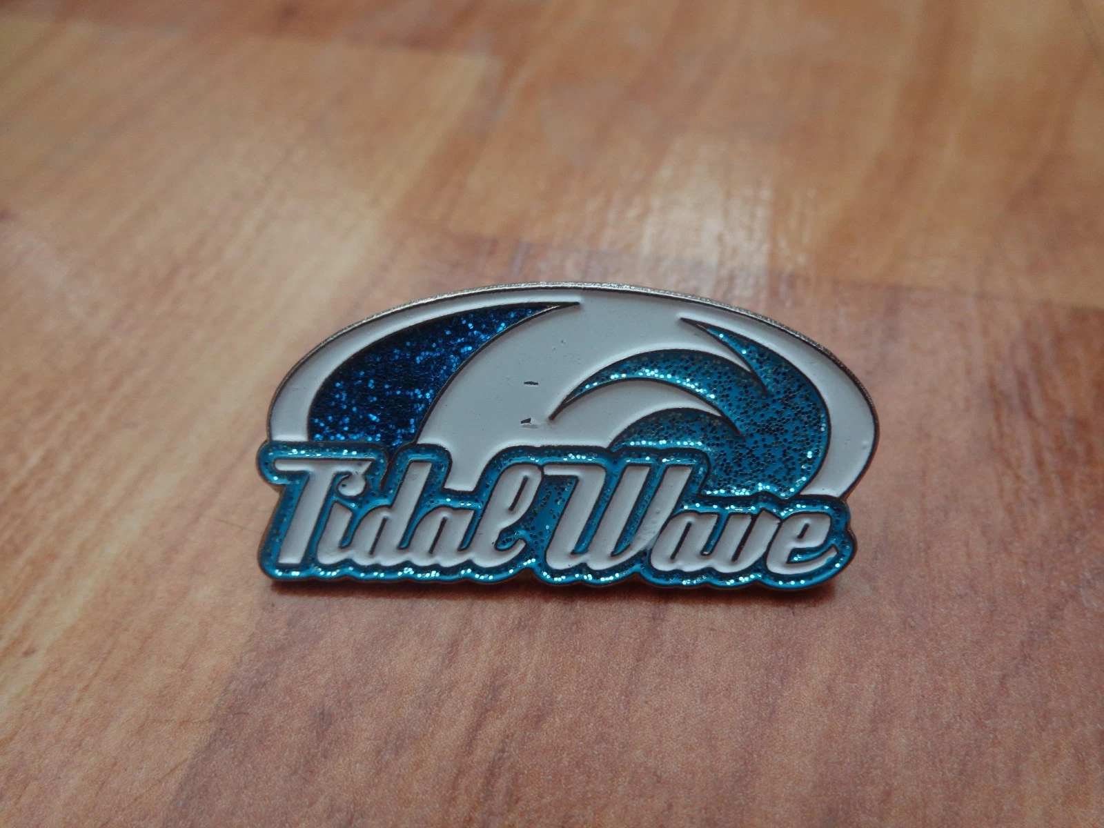 THORPE PARK RESORT - TIDAL WAVE ATTRACTION ENAMEL PIN BADGE 2017 MERLIN