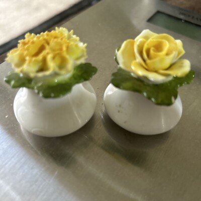 Vintage Aynsley. Bone China Flower Salt&papper Shakers Yellow Rose