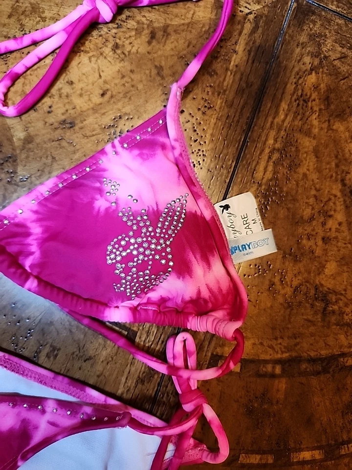 SEXY BIKINI PLAYBOY NATACIÓN ROSA INTENSO CON LOGO PLAYBOY TACHONADO. DE COLECCIÓN TALLA M DEFECTO Foto 3 de 4