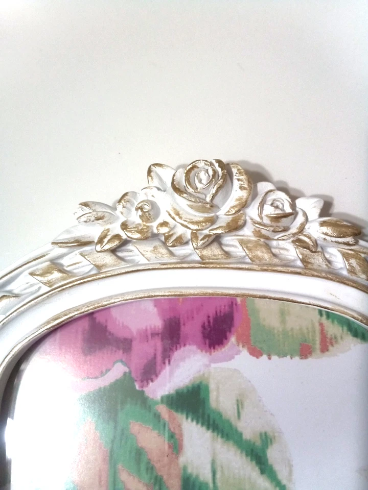 Marco de mesa arqueado Laura Ashley resina dorado grabado floral 5 pulgadas × 7 pulgadas Foto 2 de 3