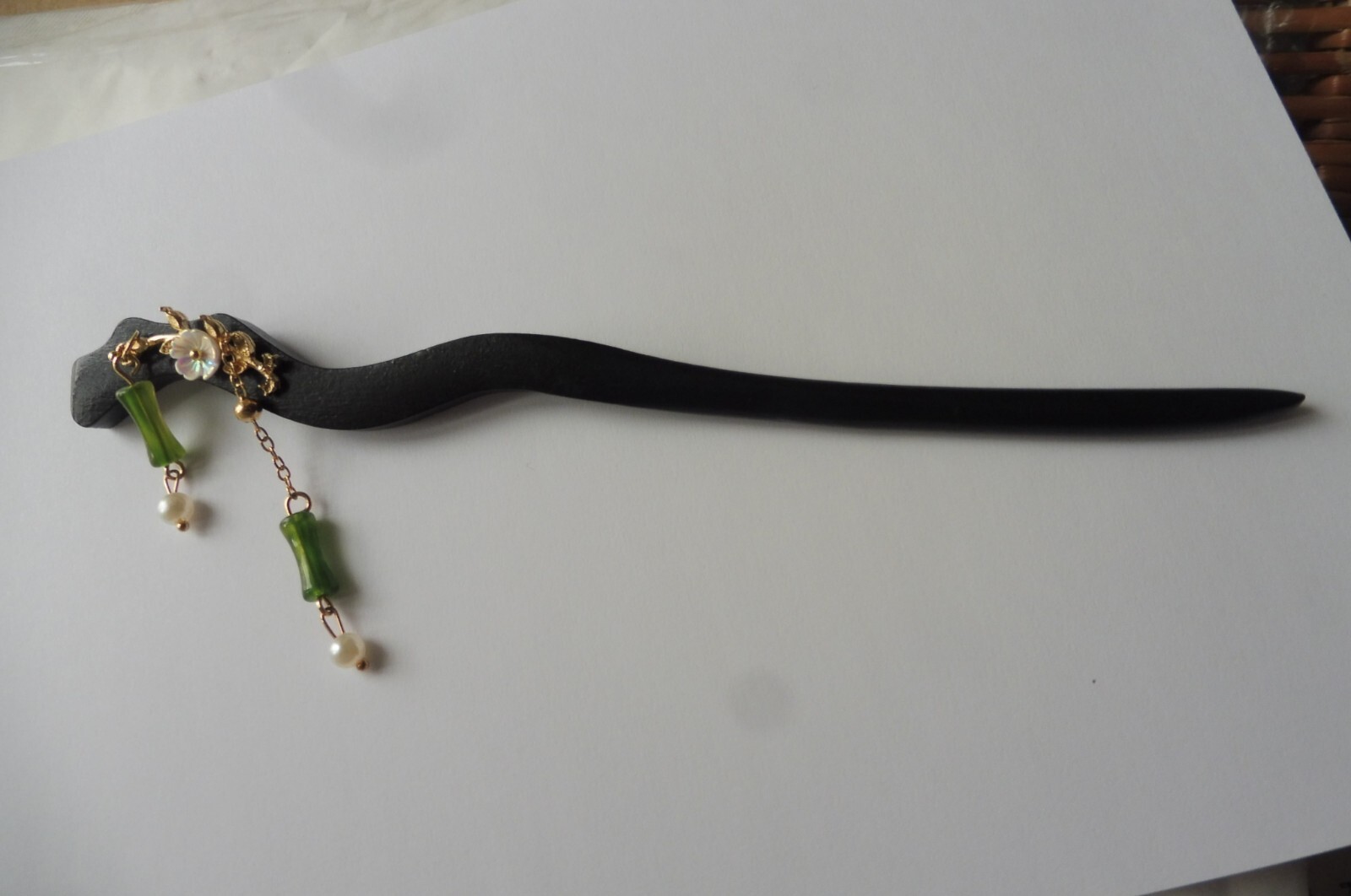 Pique à cheveux en bois d'ébène avec fleur dorée et perles en jade véritable