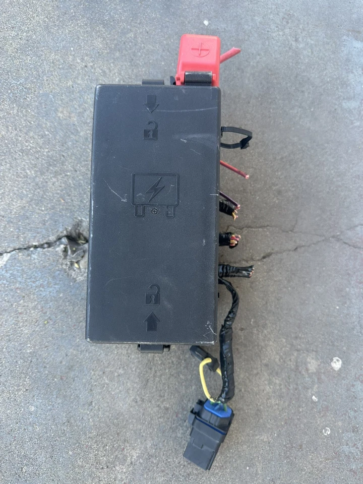 Cadillac DTS 2008-2011 Buick Lucerne conjunto de caja de fusibles trasero debajo del asiento 13712251 Foto 3 de 4