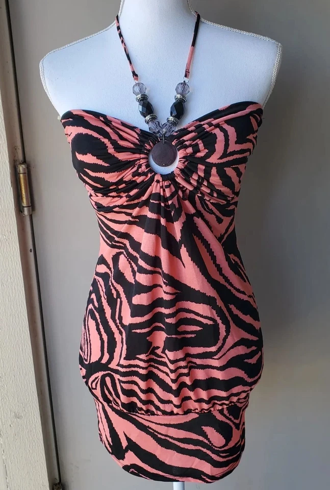 Mini Vestido Halter Vivace Vaina Para Mujer Grande Neón Coral Rosa Negro Con Cuentas Foto 4 de 4