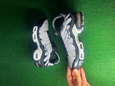 Nike Air Max Plus TN Herren Sneaker EU 38,5 Grau/Schwarz/Weiß Low Top