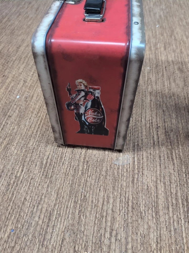 BRAND NEW FALLOUT NUKA COLA RARE METAL LUNCHBOX BY FANWARES FANWRAPS *NEVER USED - Image 4 of 4