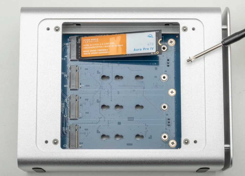 OWC Externes 4M2 USB4 (40Gb/s)-Gehäuse mit vier Steckplätzen für NVMe M.2 SSD - Bild 4 von 4