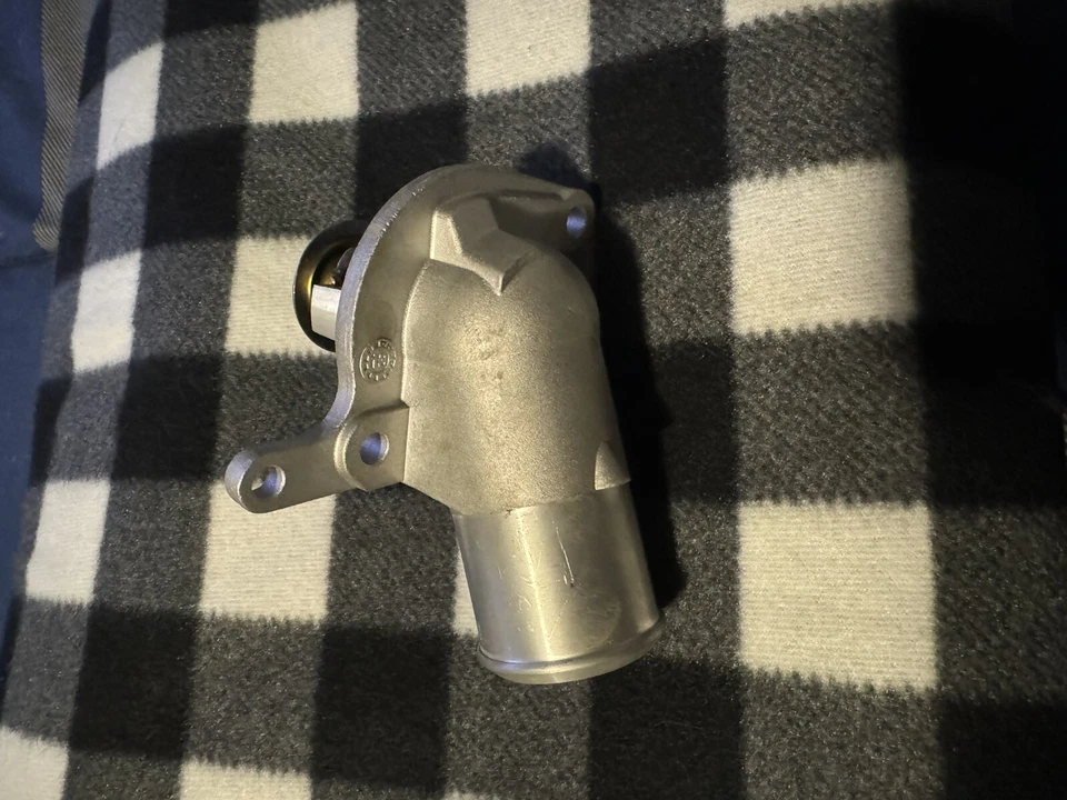 Termostato de refrigerante de motor / conjunto de salida de agua Stant 14298 Foto 2 de 4