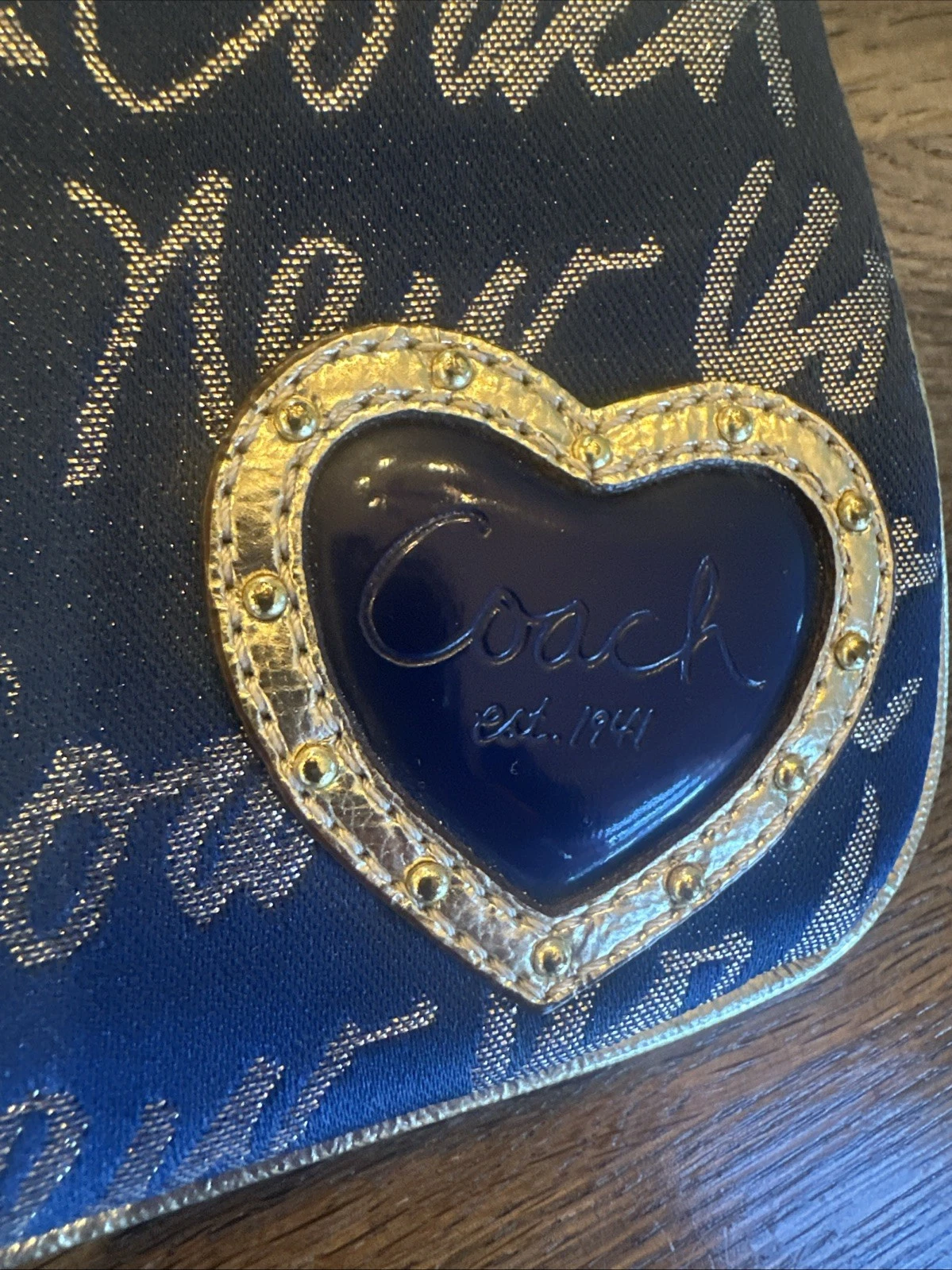 Coach Wristlet donna New York scritta blu navy con cuore oro e bordo in pelle oro