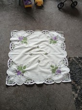 Kwadratowy haftowany obrus styl vintage