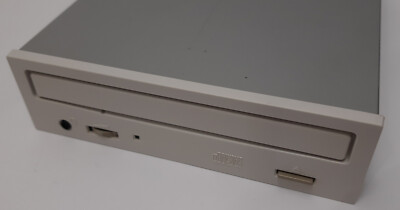 Hitachi CDR-7330 4x IDE CD-ROM-Laufwerk (retro, 1996)