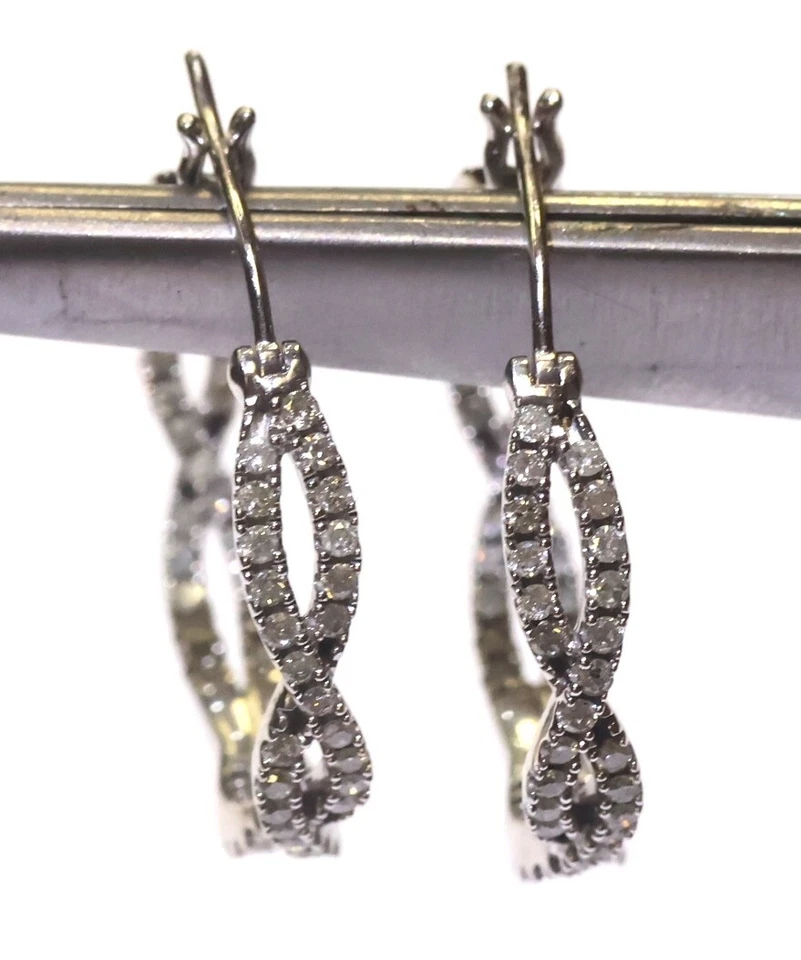 Brincos huggie de ouro branco 10k com argola de diamante 0,76 ct I2 H 5,8 g - Imagem 4 de 4