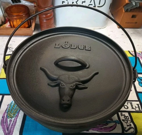 VTG 'Texas Longhorn' LODGE 12CO Cast Iron 3 Leg Dutch Camp Oven w Bail & Cover!