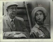 1971 Press Photo Actress Lillian Gish with one of her co-stars - mjx73401