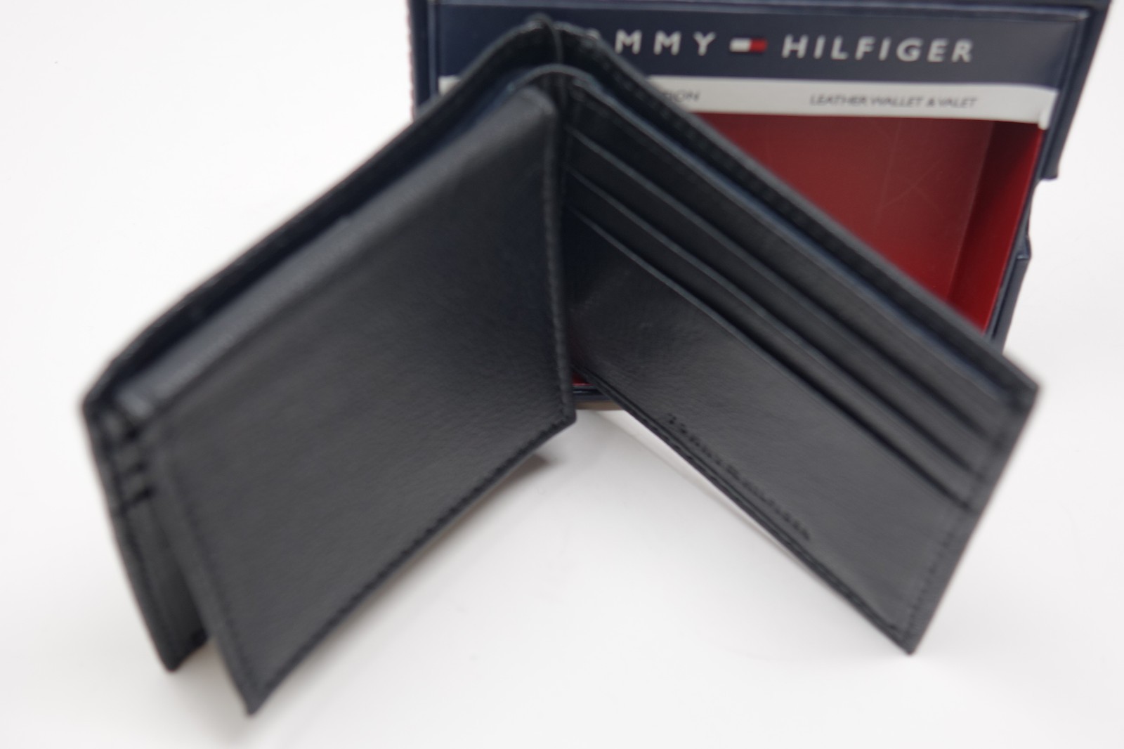 NEW Tommy Hilfiger Men's RFID Protection Leather Wallet & Valet Gift Box image 4