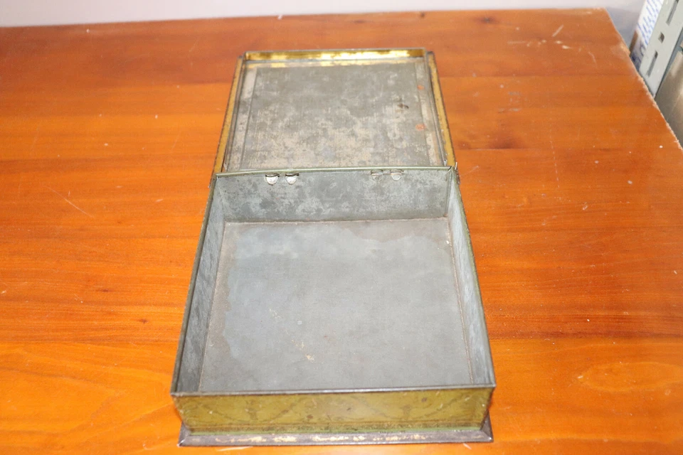 Ancienne boite Dijon biscuits Pernot - femme qui donne angé aux poules - Photo 2/4