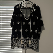 Vivilli Womens Black & White Floral V-Neck Sh...