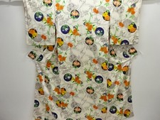 7777562: JAPANESE KIMONO Kimono with flower pattern on circle