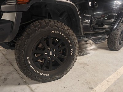 Satz Kompletträder mit BF Goodrich AT 285/70 R17 auf schwarzer Alufelge für Jeep