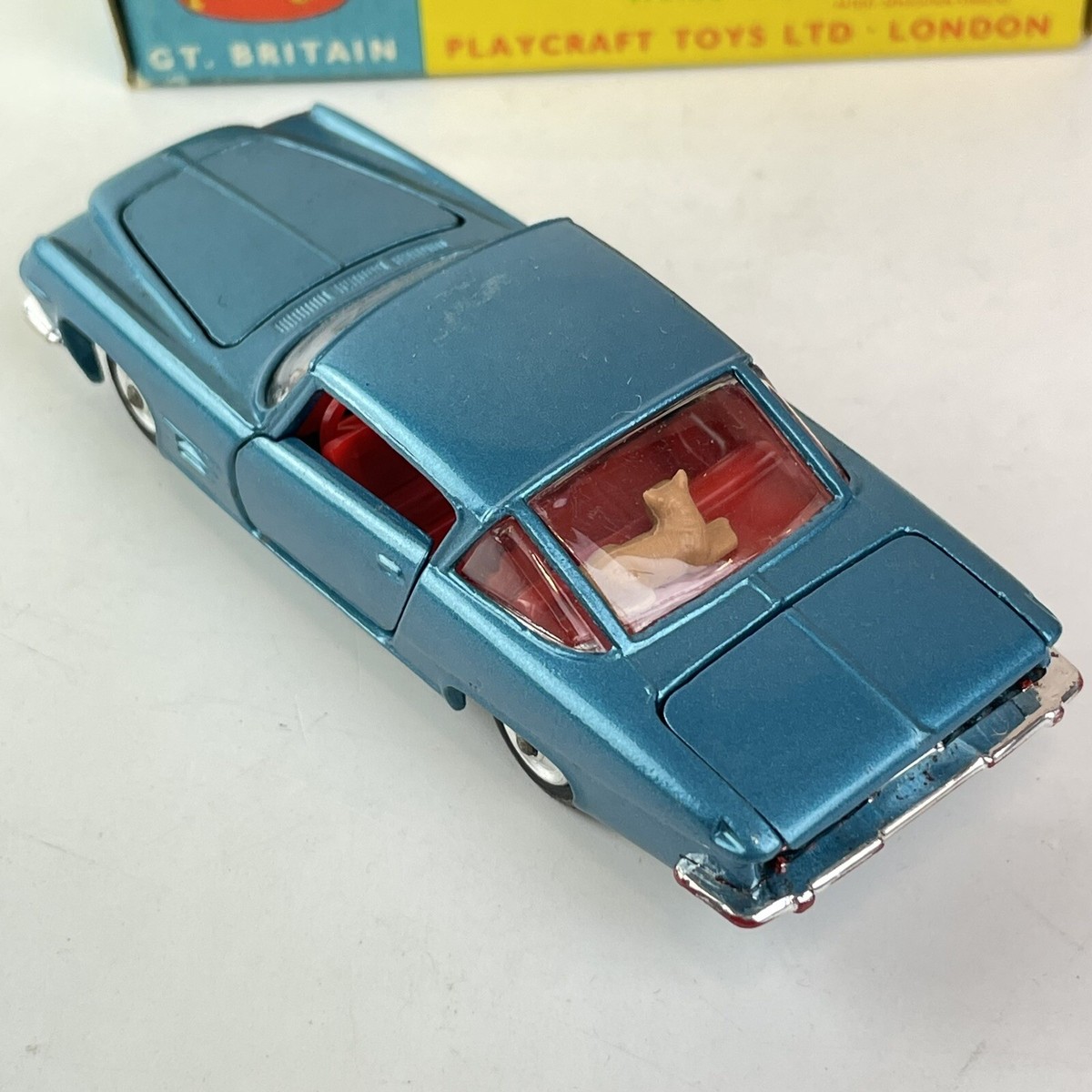 CORGI TOYS : Ghia L. 6.4, with Chrysler réf. 241, bleue, intérieur