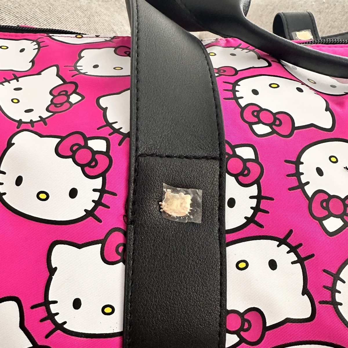 PINKO 104840A2FLFIGAROLZ3 関税送料込 Hello Kitty Hot Pink Rolling Duffel Luggage Bag Suitcase NWT