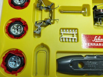 Schuco Montage Ferrari Formule 2 - 1/18, Tôle Rouge, Boîtier Inclus
