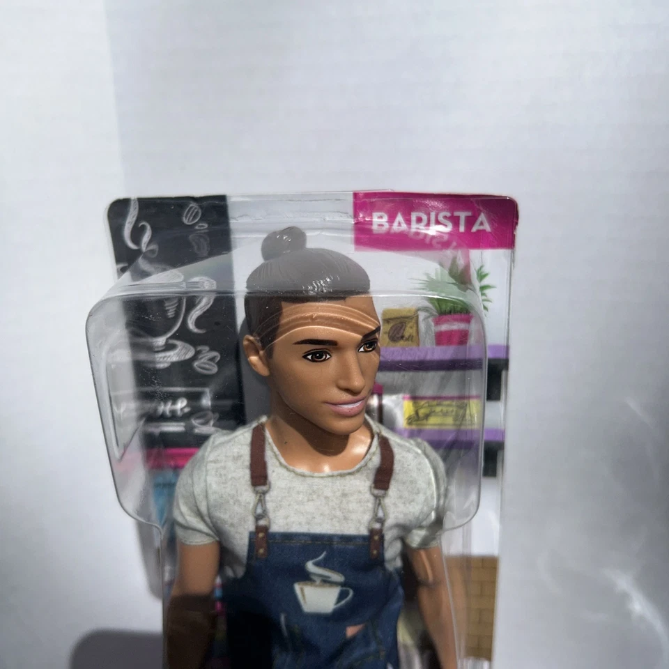 Barbie 2018 - Carreras - Barista - Muñeca Ken con moño masculino #FXP03 CAJA DAÑADA en caja original Foto 2 de 3