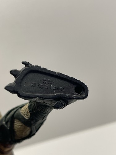 RARE NECA TRACKER PREDATOR 7" BROKEN TUSKS GOOD CONDITION - Picture 14 of 16