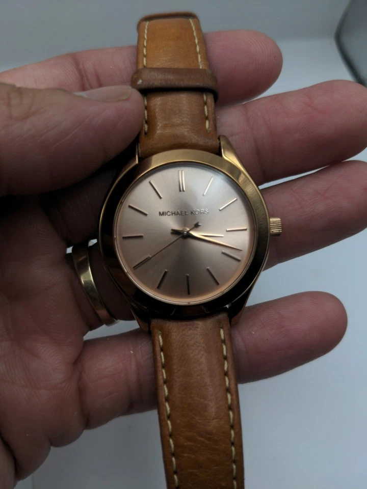 Reloj para mujer Michael Kors MK-3425A tono oro rosa con correa de cuero marrón Foto 2 de 4