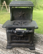 Vintage ROYAL Small Metal Toy Stove Cast Iron Rustic Primitive Decoration