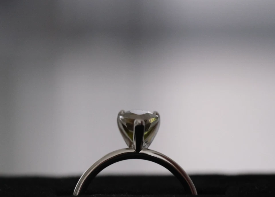 Anillo de turmalina brasileña multicolor natural/extraída en la Tierra de 1,31 quilates Foto 2 de 2