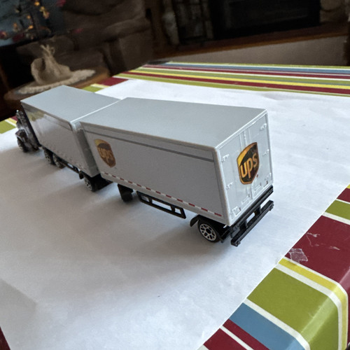 UPS 8" Tractor w Double Tandem Truck Trailer Realtoy Daron Toys Diecast A - Picture 5 of 7