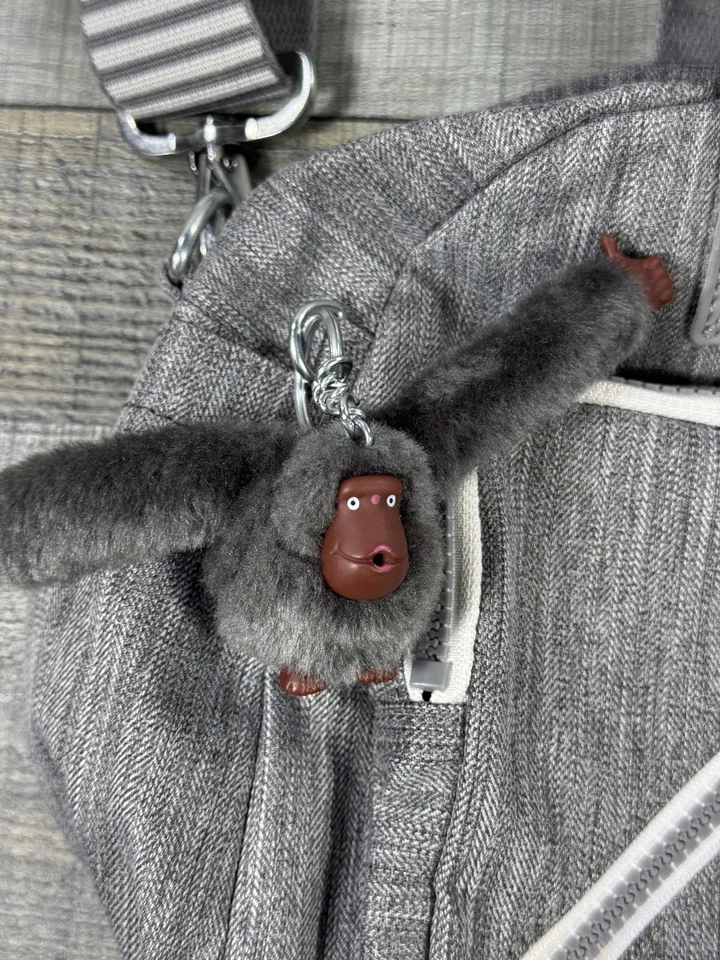 Bolsa de ombro Kipling feminina cinza derrota satchel tiracolo macaco chaveiro logotipo - Imagem 3 de 4