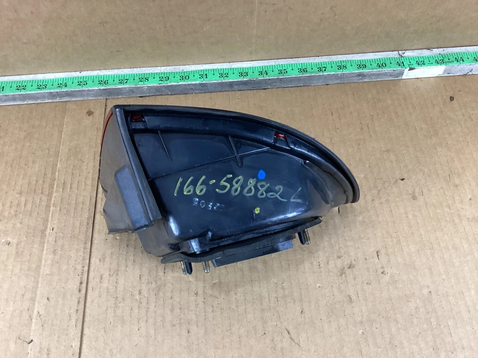 Conjunto de luz trasera izquierda del lado del conductor Mitsubishi Galant 1997-1998 Foto 4 de 4