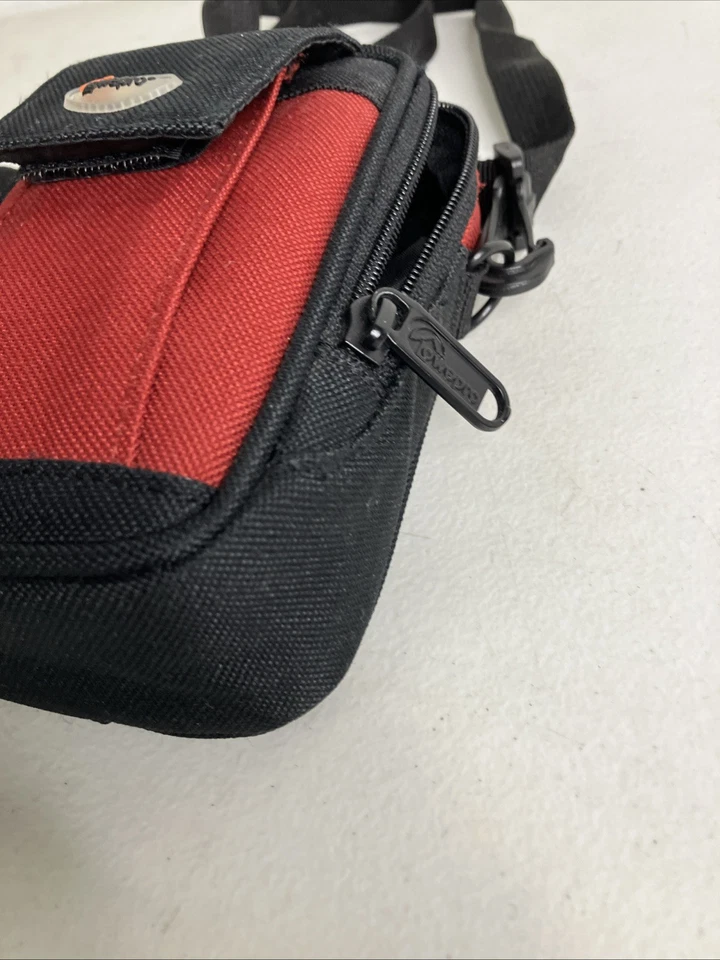 LowePro  Small Compact Camera Case with Strap Z20 red Black - Image 3 of 4