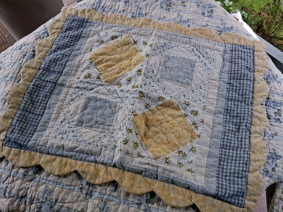 BRITANNICA Home Fashions Azul Amarillo ROSAS Festoneado COLCHA COMPLETA Y PAR DE VERGÜENZAS Foto 4 de 4