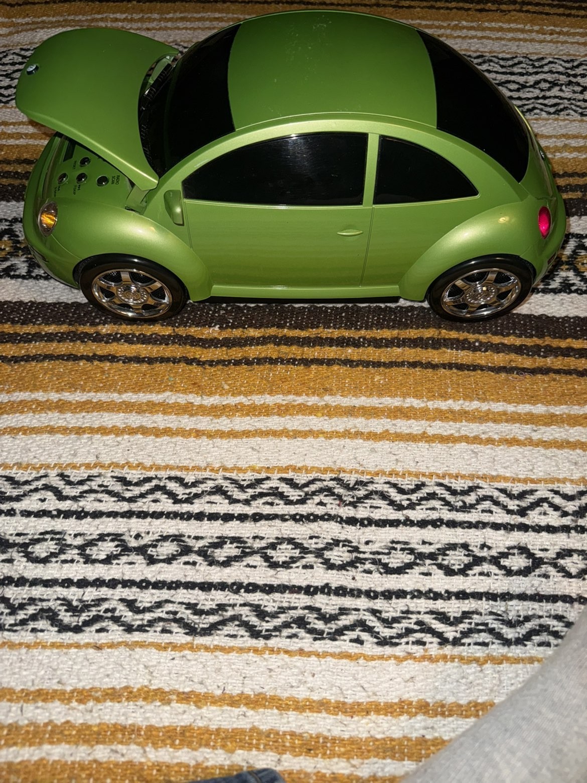 Sharper Image Volkswagen New Beetle CD player and FM radio WORKING