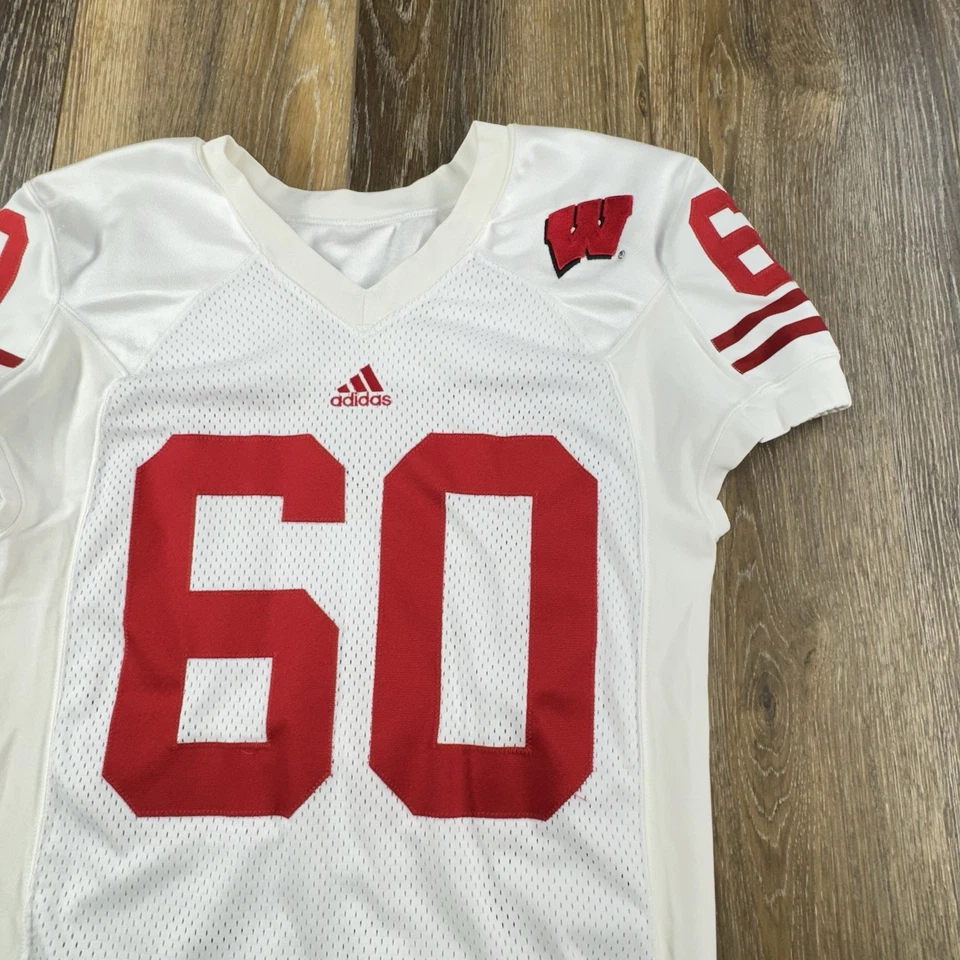 Camiseta deportiva emitida por el jugador de los Wisconsin Badgers para hombre 44 blanca cosida por el equipo de fútbol americano de la NCAA Foto 3 de 4