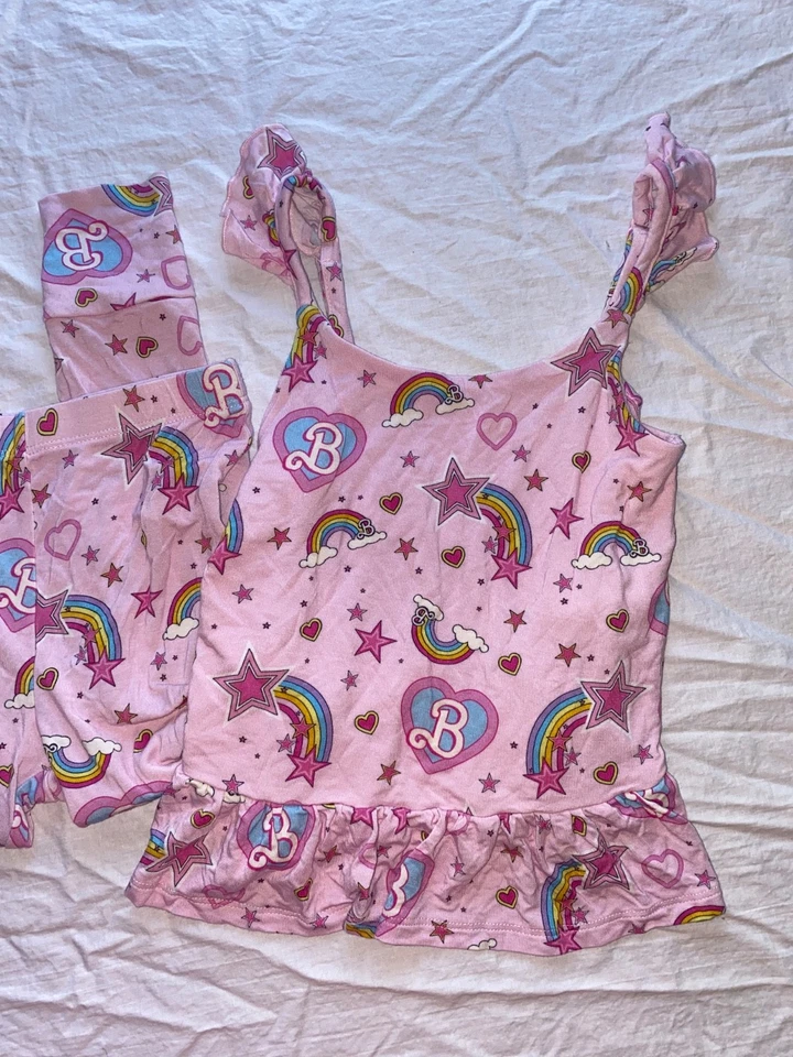 Posh Peanut x Barbie Camiseta sin Mangas con Volantes + Conjunto de Pantalón Rosa Bambú Niñas Talla 3T-4T Foto 2 de 4