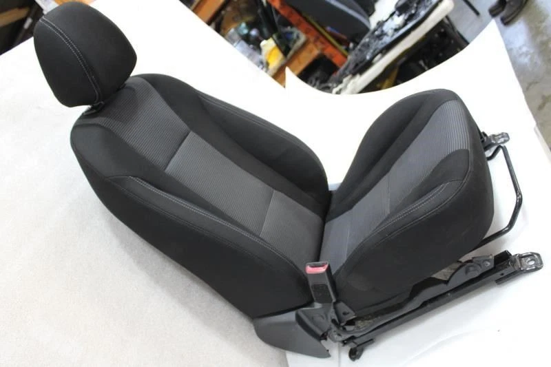 2017 HYUNDAI ELANTRA GT LEFT DRIVER FRONT SEAT MANUAL BLACK CLOTH RY HATCHBACK Foto 3 de 4