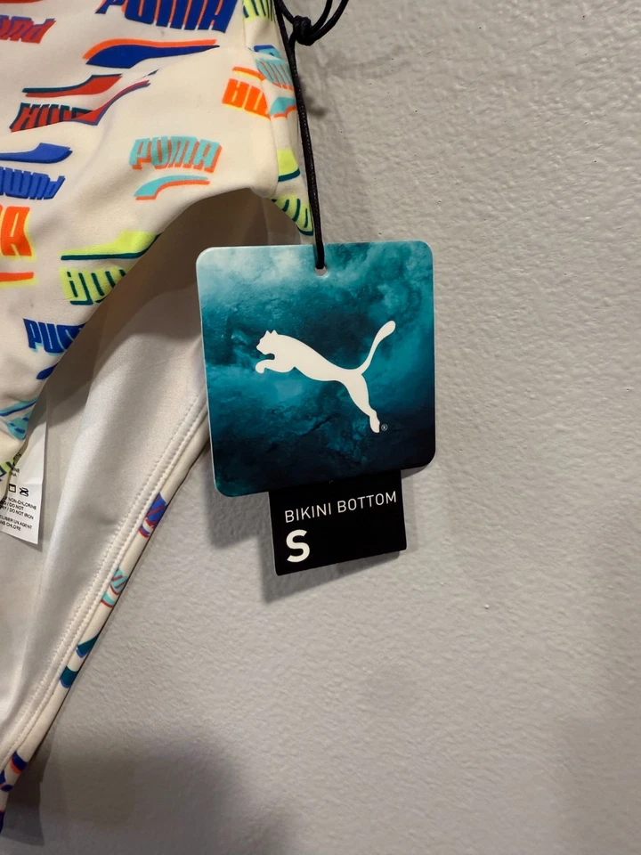 Calcinha de biquíni Puma bege com escrita multicolorida novo tamanho pequeno - Imagem 2 de 4
